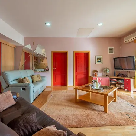 Cozy In With Wifi بيت للعطل